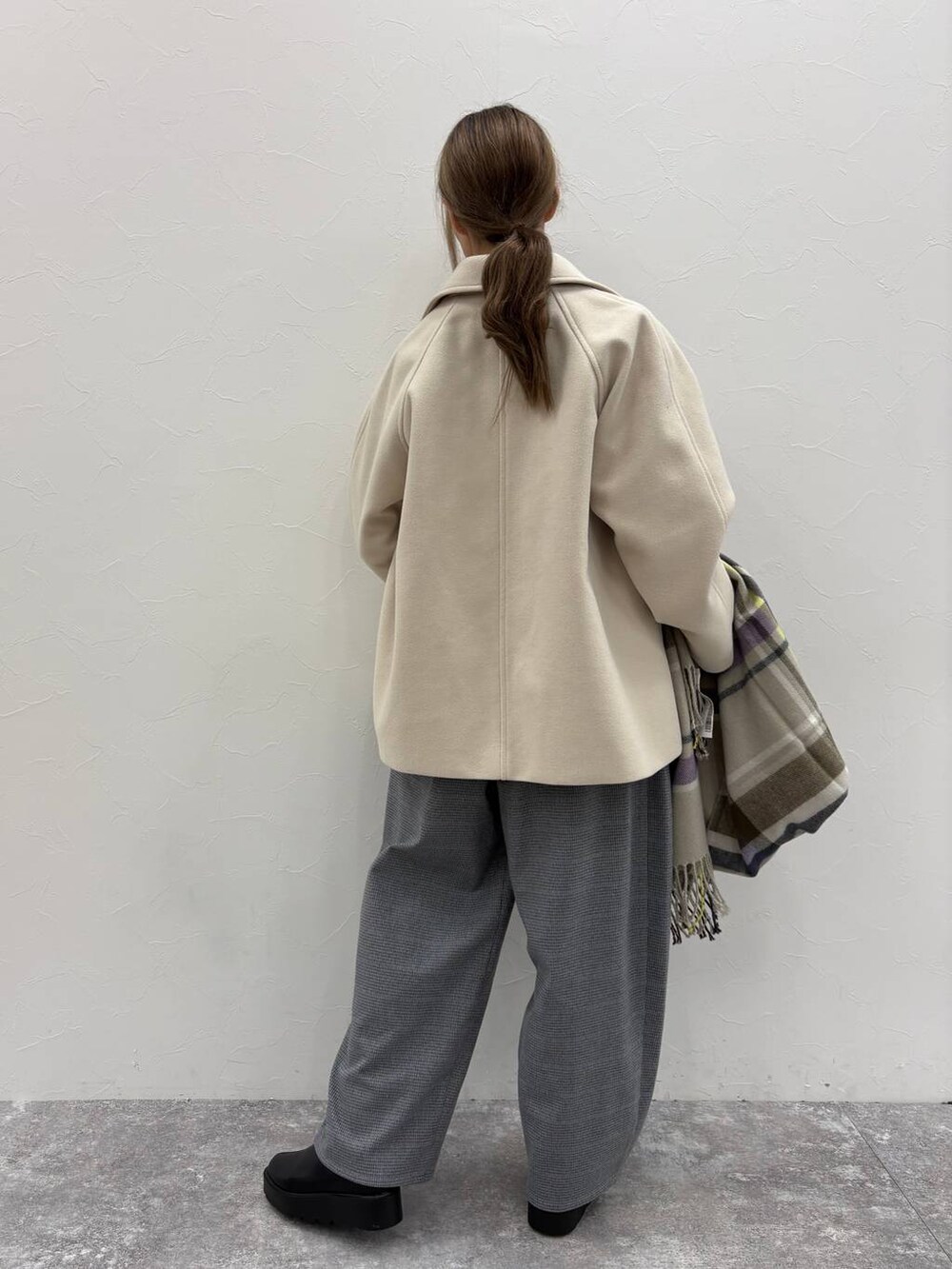 ホワイト系のピーコート、その他のその他パンツ、ブラック系のサンダルを着用したレディースの秋コーディネートの2枚目の写真