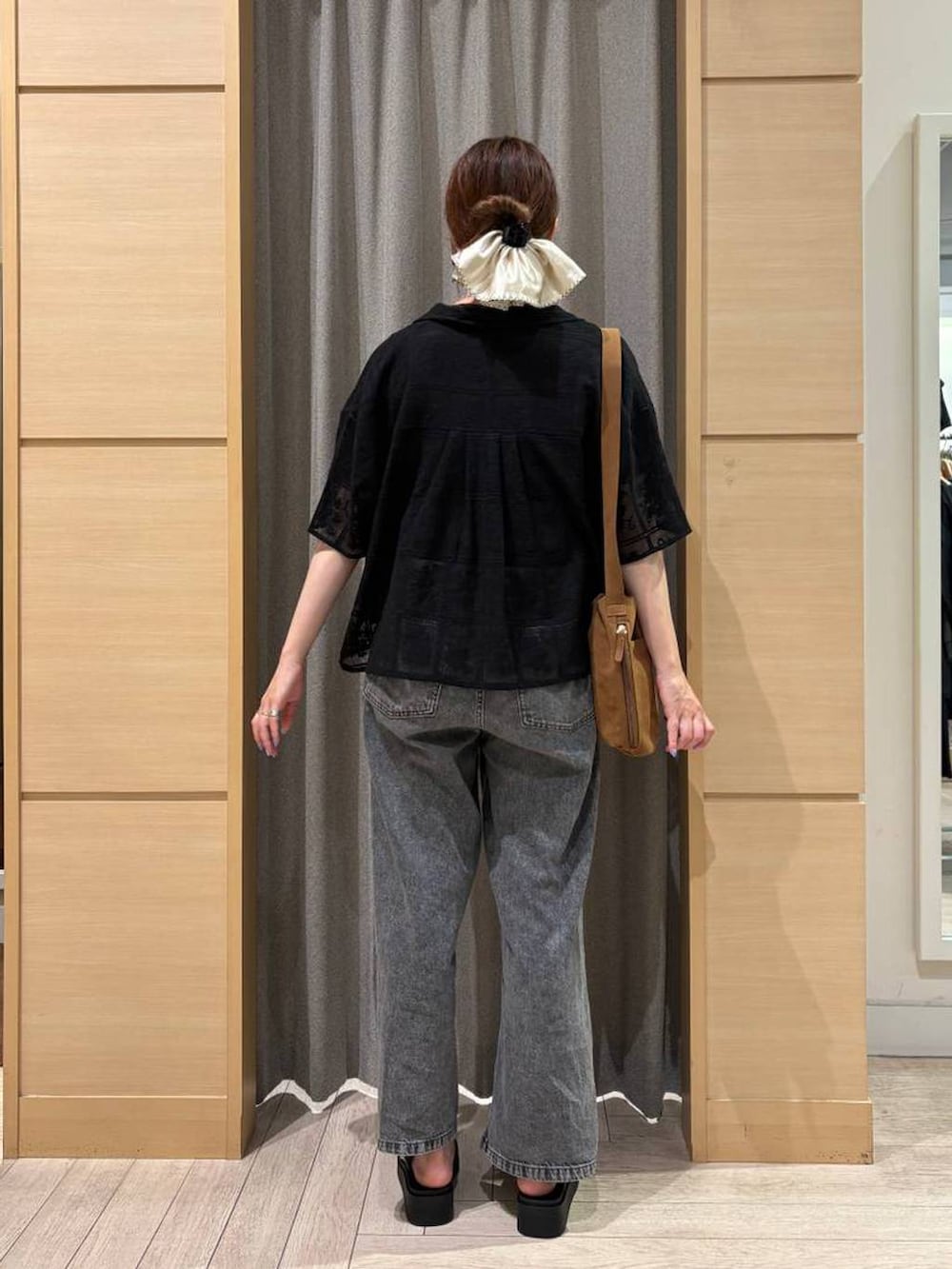 ブラウン系のTシャツ/カットソー、ブラック系のシャツ/ブラウス、グレー系のデニムパンツを着用したレディースの夏コーディネートの2枚目の写真