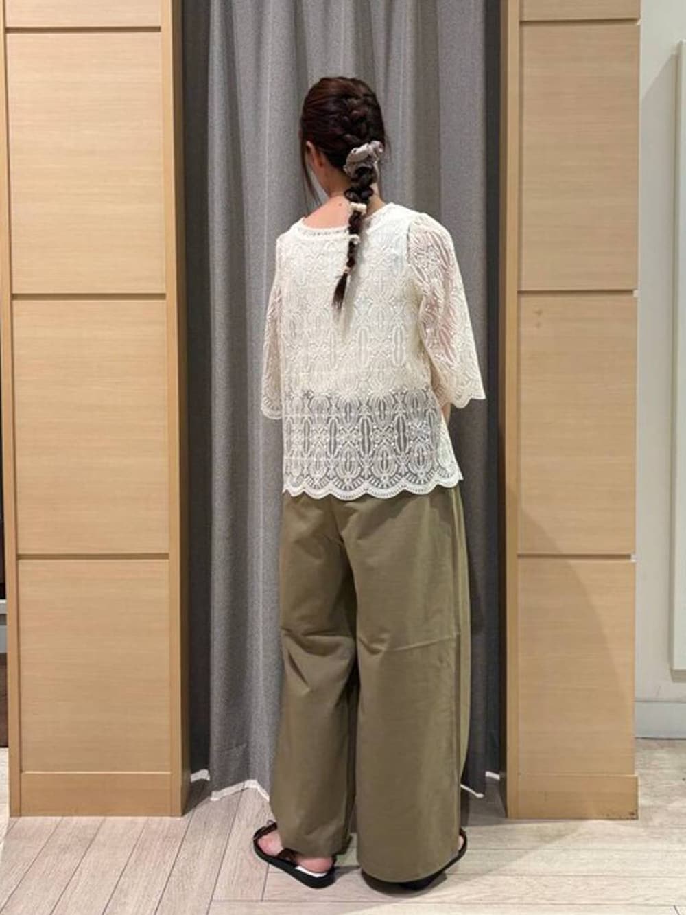 ブラウン系のサンダル、ホワイト系のタンクトップ、ベージュ系のその他パンツを着用したレディースの夏コーディネートの3枚目の写真