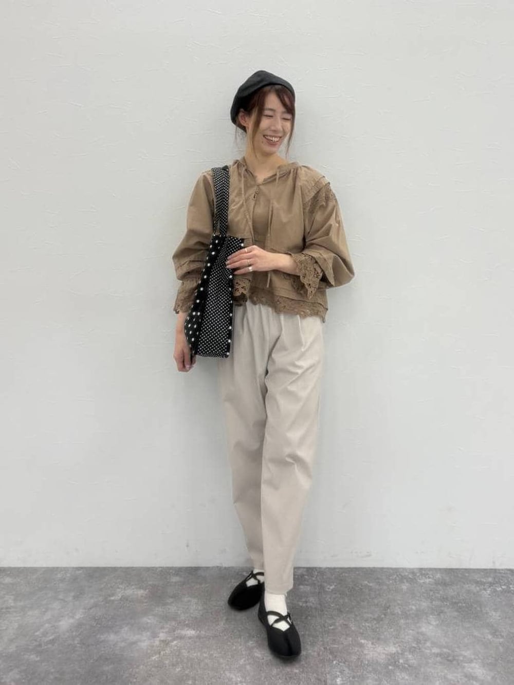 ブラック系のバレエシューズ、その他のトートバッグ、ベージュ系のシャツ/ブラウスを着用したレディースの春コーディネートの5枚目の写真