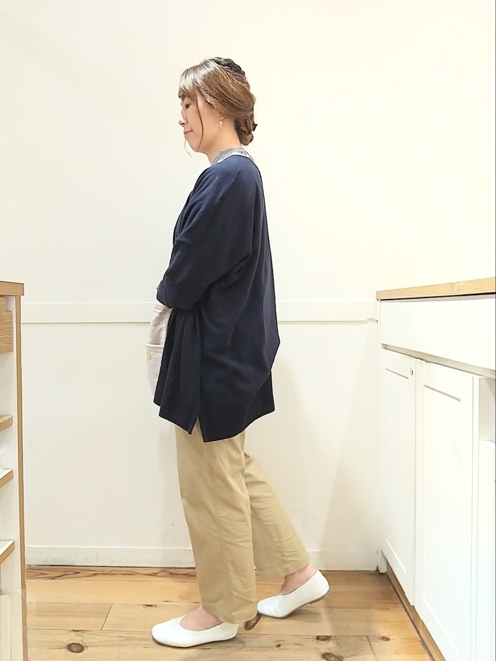 ブルー系のシャツ/ブラウス、ベージュ系のチノパンツ、ベージュ系のトートバッグを着用したレディースの春コーディネートの2枚目の写真