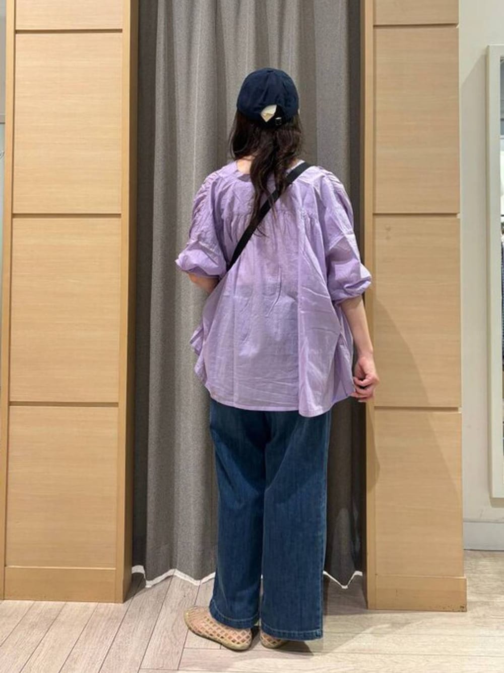 ブルー系のデニムパンツ、ホワイト系のタンクトップ、ベージュ系のパンプスを着用したレディースの夏コーディネートの3枚目の写真