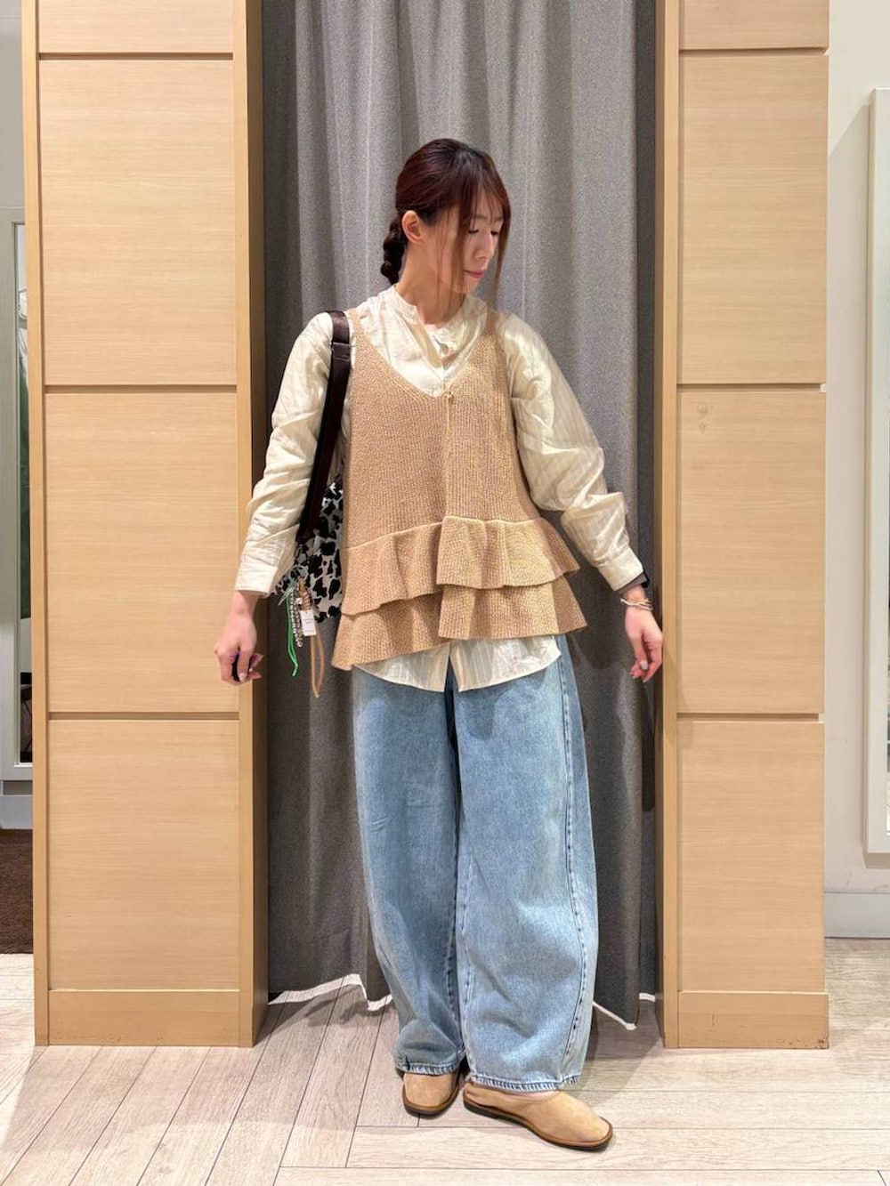 ホワイト系のTシャツ/カットソー、ブルー系のデニムパンツ、ベージュ系のパンプスを着用したレディースの春コーディネートの2枚目の写真