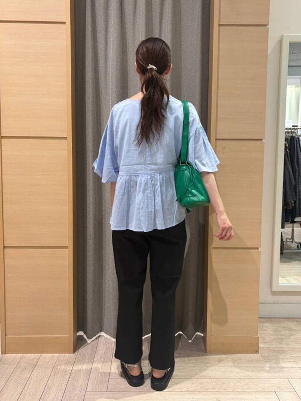 ブラック系のその他パンツ、シルバー系のサンダル、グリーン系のトートバッグを着用したレディースの夏コーディネートの2枚目の写真