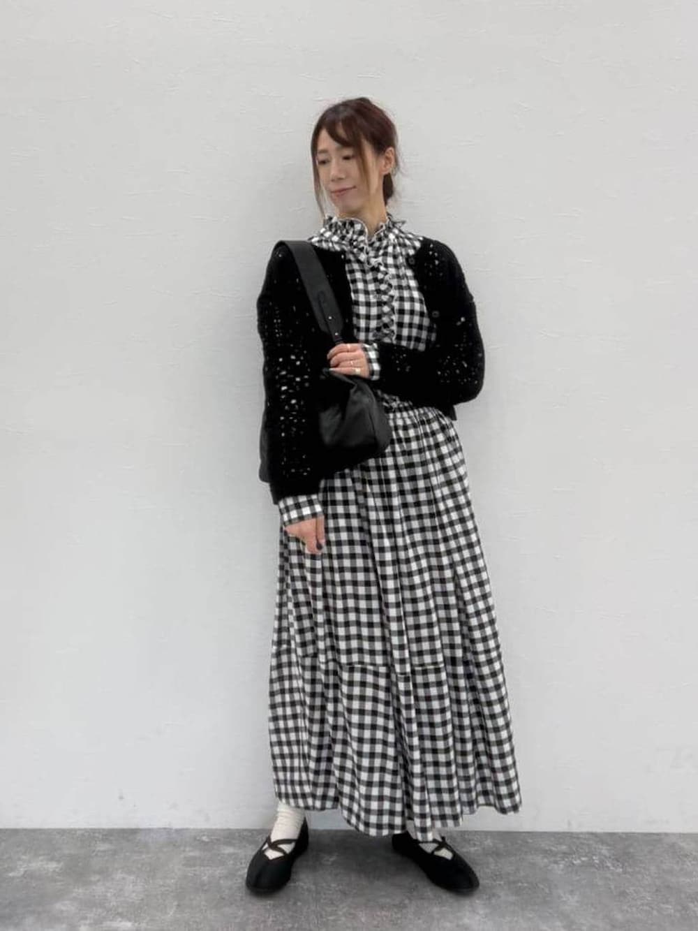 ブラック系のトートバッグ、ブラック系のバレエシューズ、ブラック系のカーディガン/ボレロを着用したレディースの春コーディネートの5枚目の写真