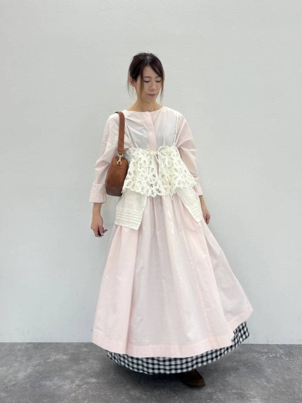 ブラウン系のショルダーバッグ、イエロー系のローファー、その他のキャミソールを着用したレディースの春コーディネートの2枚目の写真