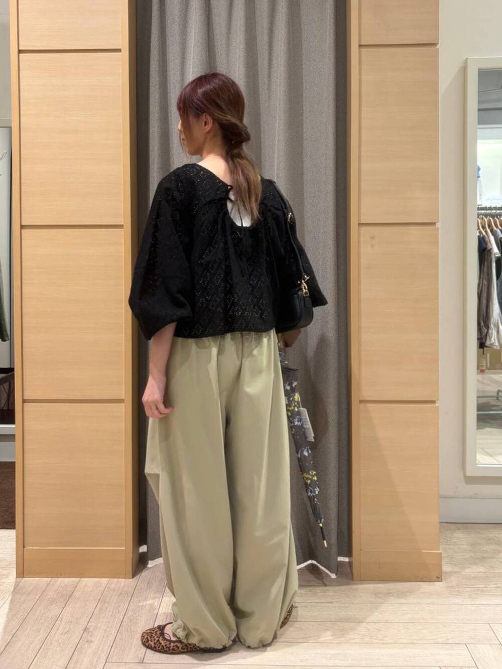 その他のその他シューズ、ホワイト系のタンクトップ、グレー系のその他パンツを着用したレディースの春コーディネートの3枚目の写真