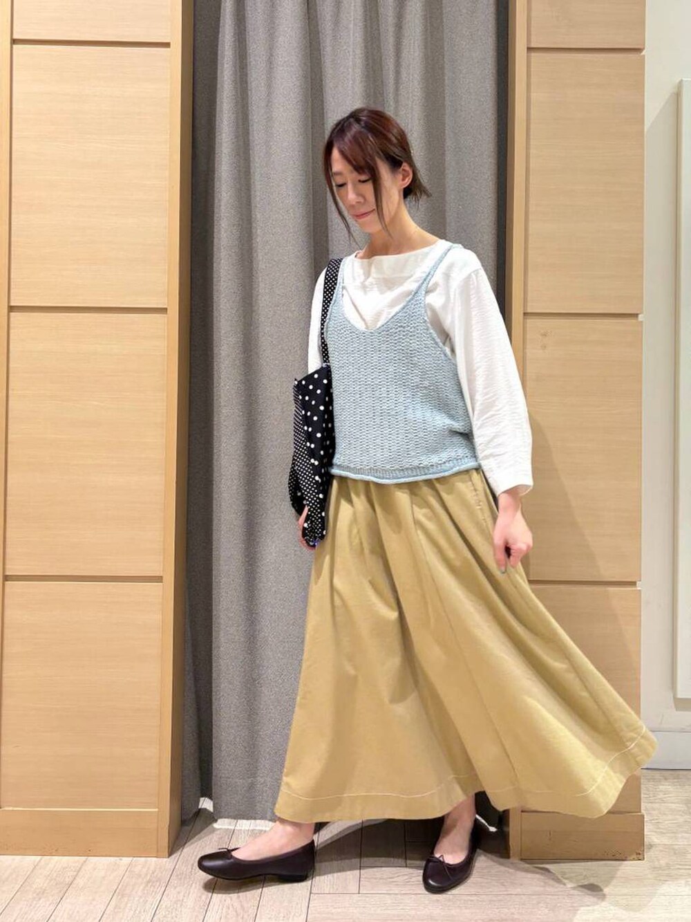 ブラウン系のその他シューズ、ベージュ系のスカート、ホワイト系のシャツ/ブラウスを着用したレディースの春コーディネートの5枚目の写真