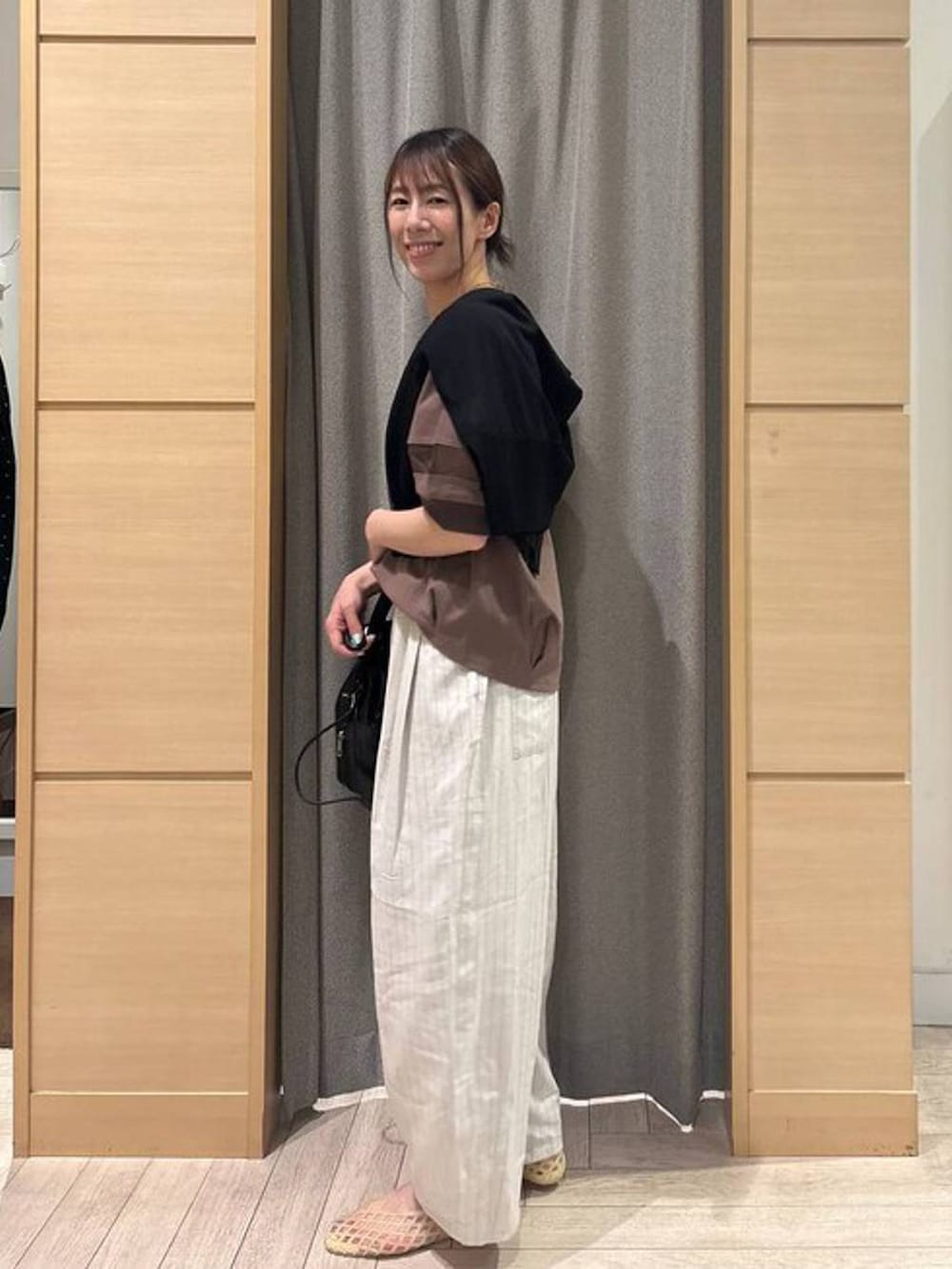 ブラック系のカーディガン/ボレロ、ブラウン系のTシャツ/カットソー、その他のその他パンツを着用したレディースの春コーディネートの2枚目の写真