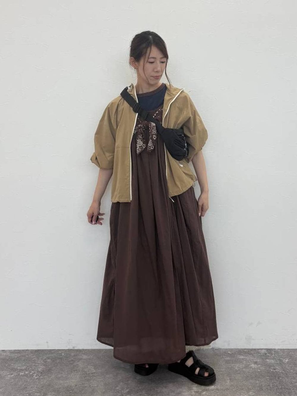 ベージュ系のデニムパンツ、ブルー系のTシャツ/カットソー、ベージュ系のその他アウターを着用したレディースの秋コーディネートの3枚目の写真