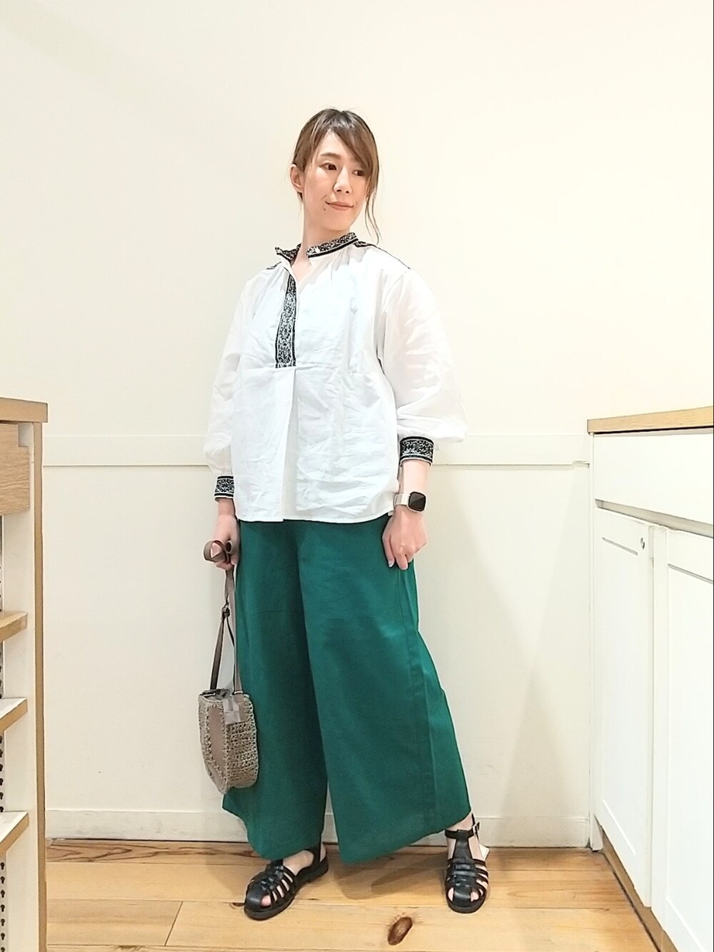 ホワイト系のシャツ/ブラウス、グリーン系のその他パンツ、グレー系のショルダーバッグを着用したレディースの春コーディネートの2枚目の写真