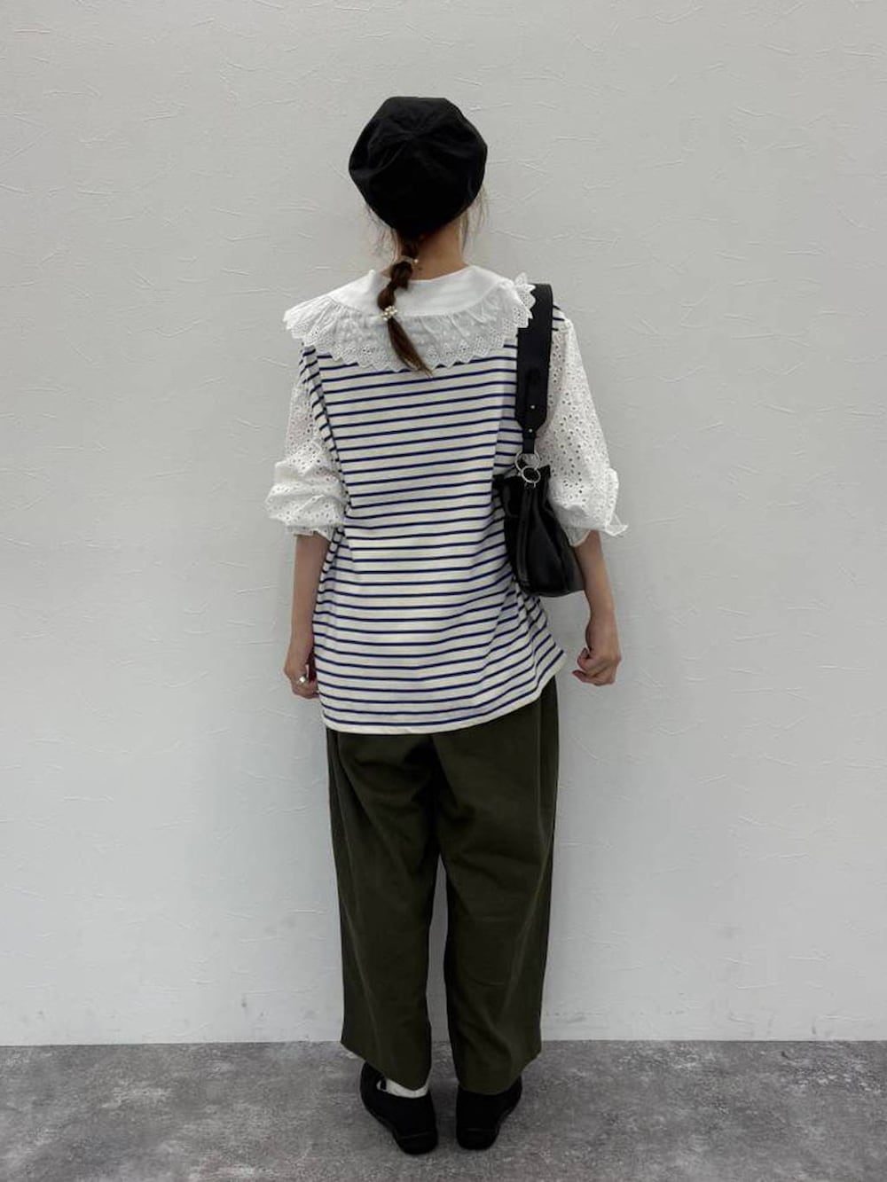 ブラック系のトートバッグ、ブラック系のバレエシューズ、グリーン系のその他パンツを着用したレディースの春コーディネートの3枚目の写真