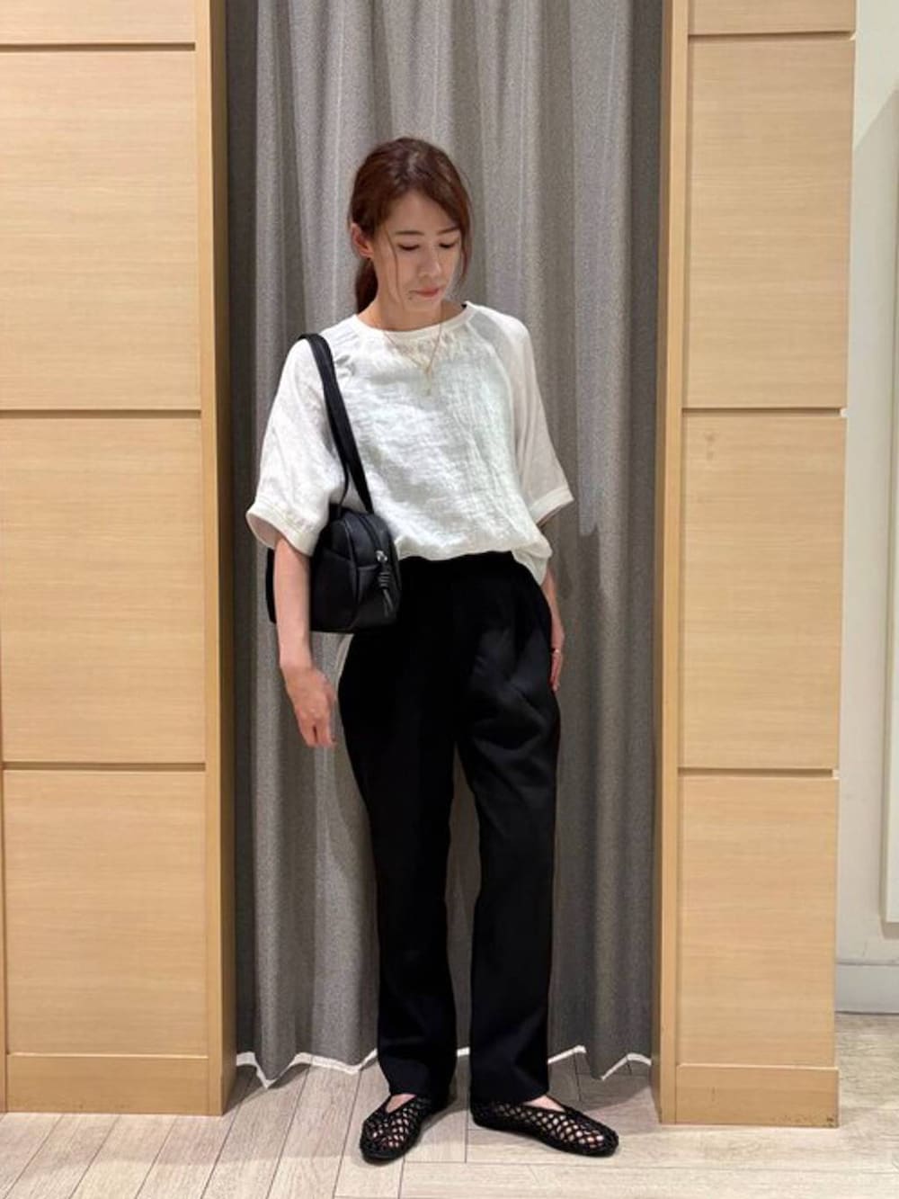 ブラック系のショルダーバッグ、ブラック系のその他パンツ、ホワイト系のシャツ/ブラウスを着用したレディースの夏コーディネートの4枚目の写真