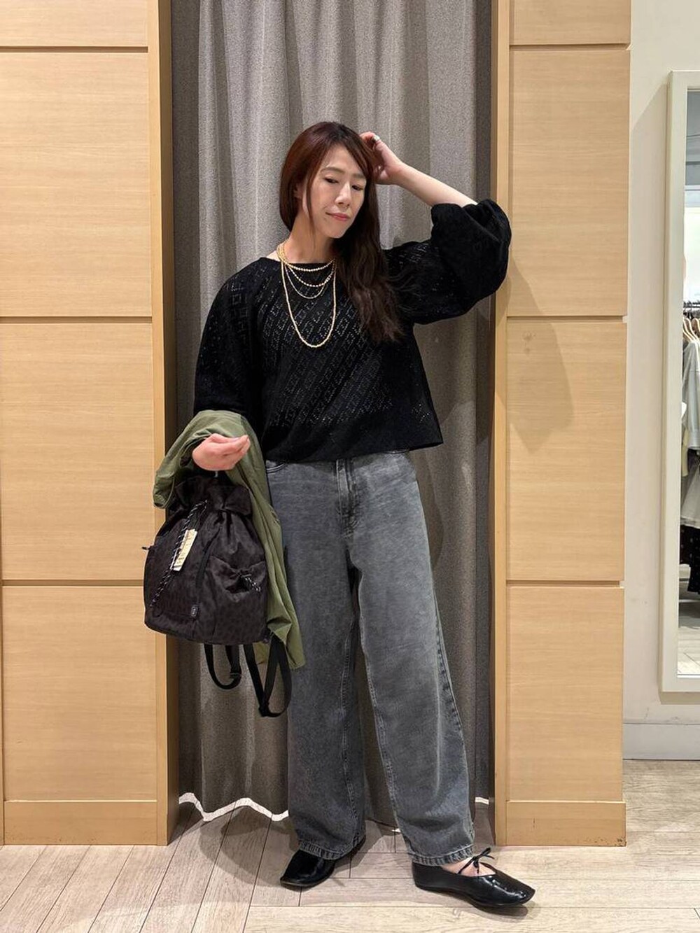 グレー系のデニムパンツ、ブラック系のパンプス、ホワイト系のタンクトップを着用したレディースの春コーディネートの2枚目の写真