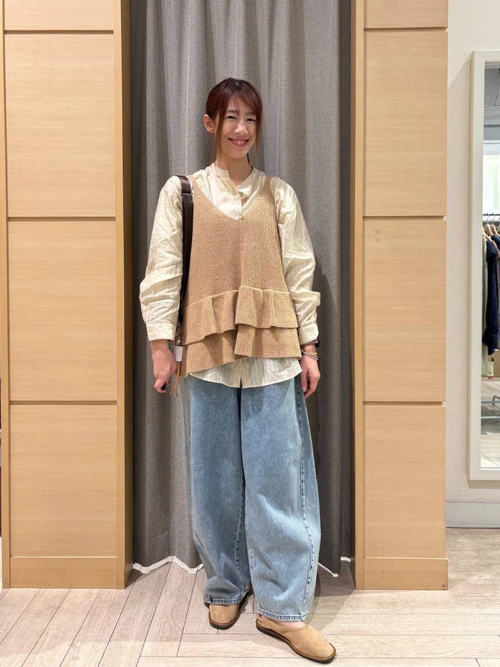 ホワイト系のTシャツ/カットソー、ブルー系のデニムパンツ、ベージュ系のパンプスを着用したレディースの春コーディネートの4枚目の写真