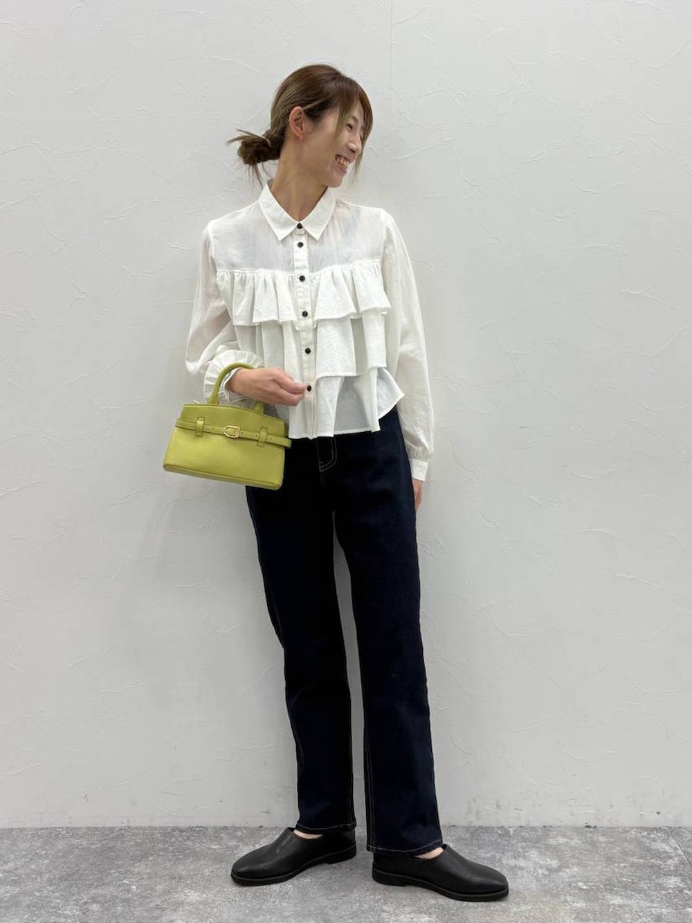 ブルー系のデニムパンツ、ホワイト系のシャツ/ブラウスを着用したレディースの冬コーディネートの4枚目の写真