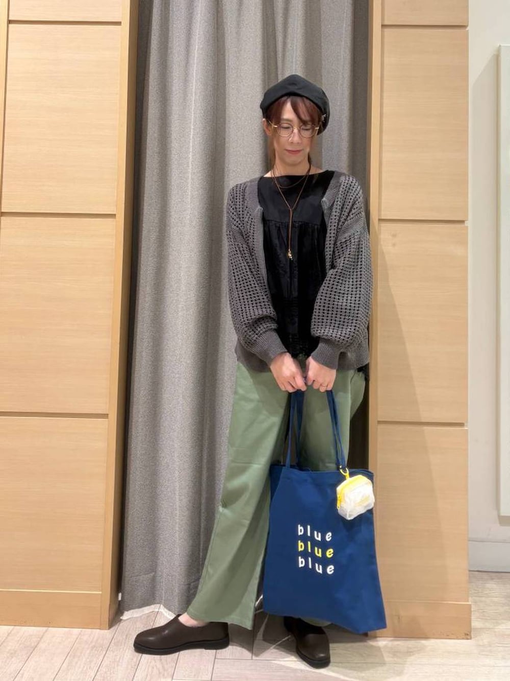 グリーン系のその他パンツ、ブラウン系のスリッポン、ブルー系のトートバッグを着用したレディースの春コーディネートの2枚目の写真