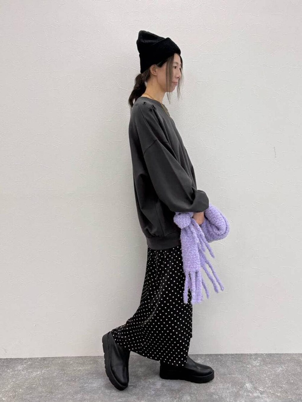 ブラック系のブーツ、その他のスカート、ブラック系のスウェットを着用したレディースの冬コーディネートの2枚目の写真