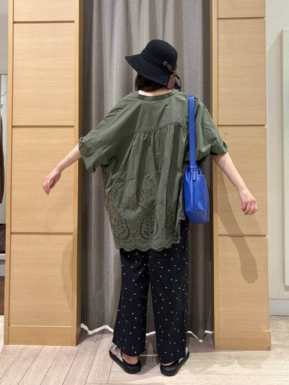 ホワイト系のタンクトップ、その他のその他パンツ、その他のサンダルを着用したレディースの夏コーディネートの3枚目の写真