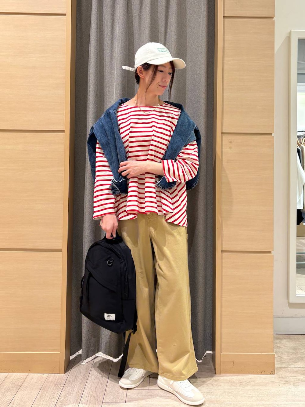 ブルー系のシャツ/ブラウス、ベージュ系のその他パンツ、ホワイト系のスニーカーを着用したレディースの春コーディネートの3枚目の写真