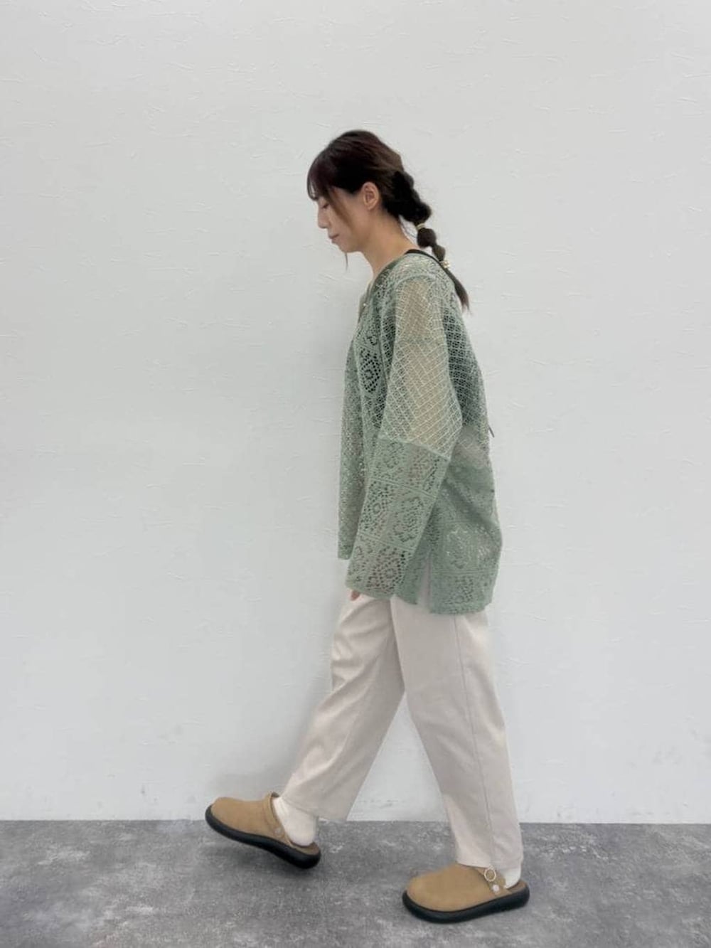 ベージュ系のサンダル、ブラック系のタンクトップ、ブラウン系のショルダーバッグを着用したレディースの春コーディネートの6枚目の写真