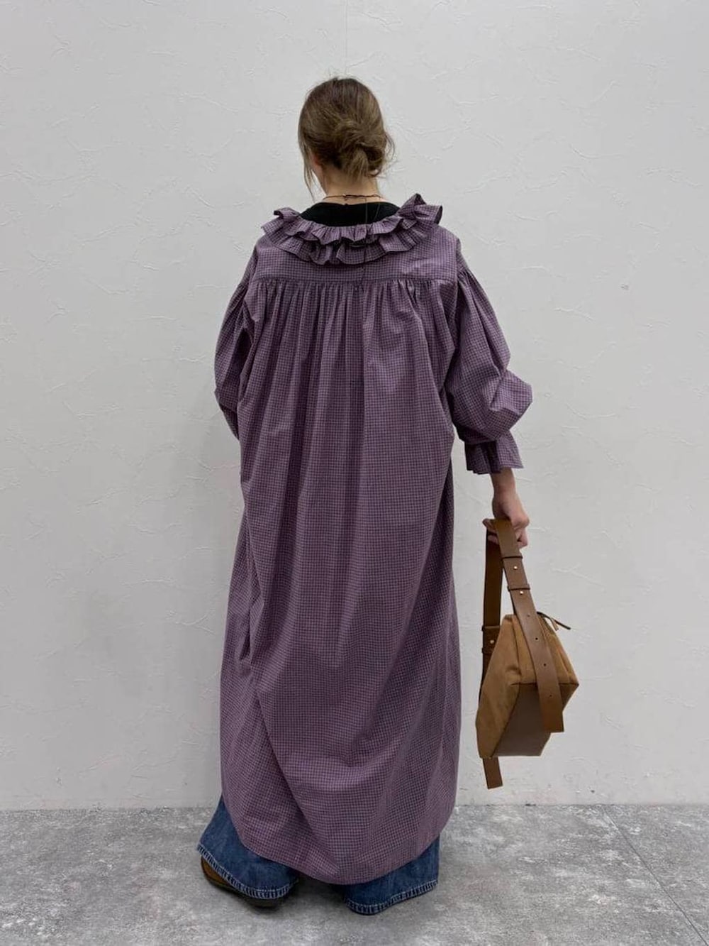 ブラック系のTシャツ/カットソー、ブルー系のデニムパンツ、イエロー系のローファーを着用したレディースの春コーディネートの4枚目の写真