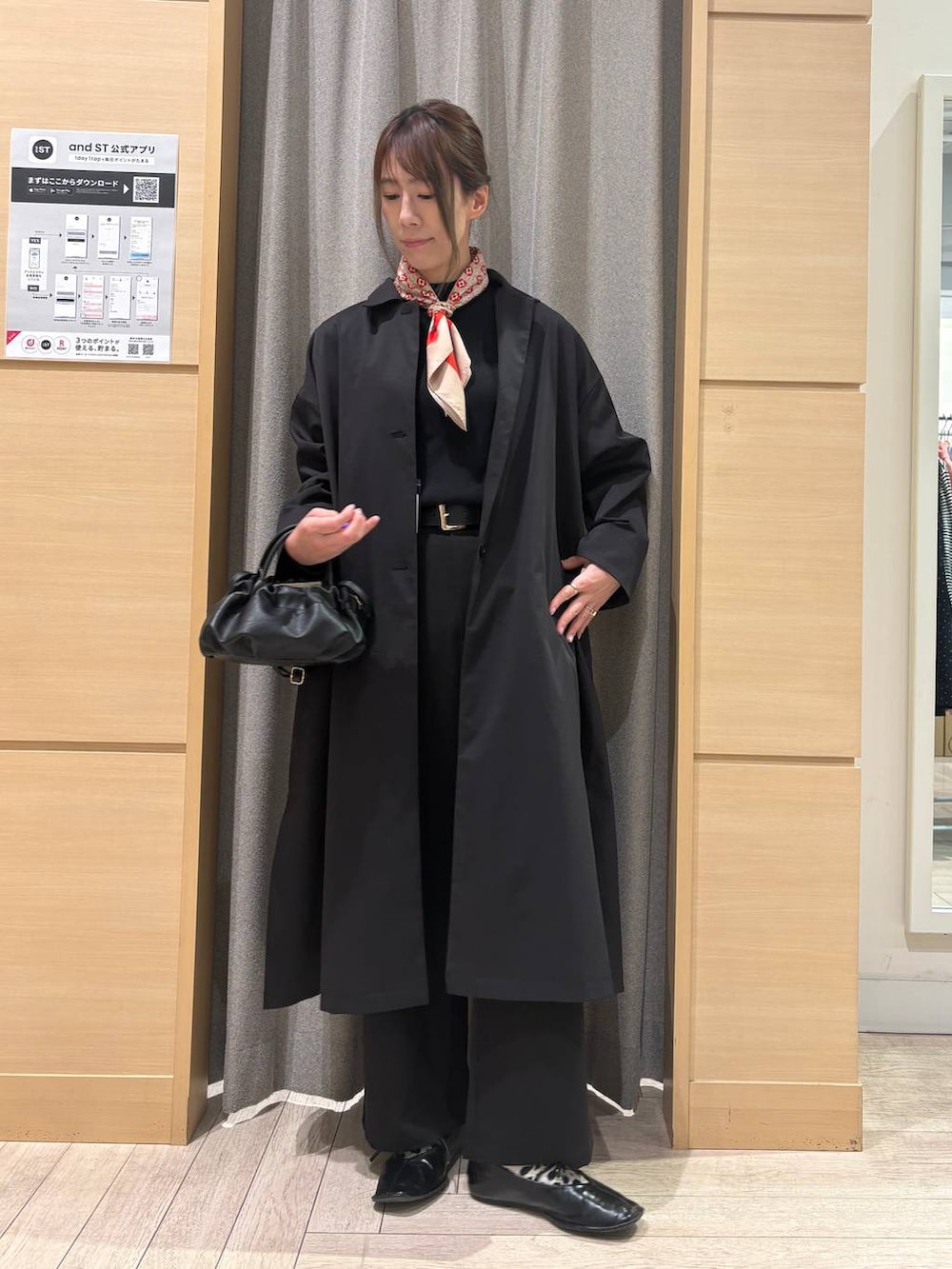 その他のニット/セーター、ブラック系のパンプス、ブラック系のスラックスを着用したレディースの冬コーディネートの4枚目の写真