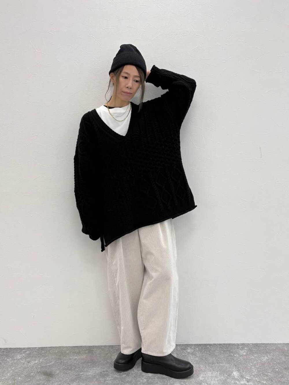 ブラック系のブーツ、グレー系のその他パンツ、ホワイト系のTシャツ/カットソーを着用したレディースの冬コーディネートの4枚目の写真