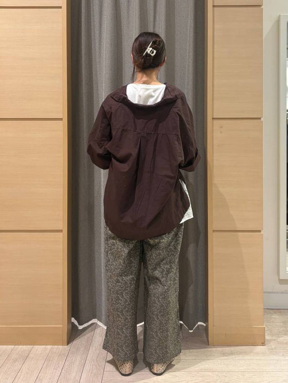 ブラウン系のシャツ/ブラウス、ブラック系のトートバッグ、ゴールド系のパンプスを着用したレディースの秋コーディネートの2枚目の写真