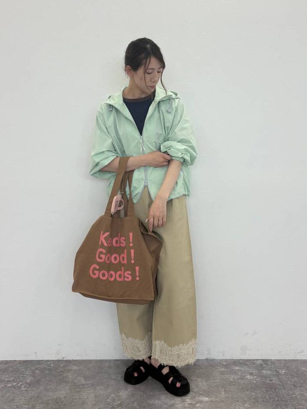 ベージュ系のデニムパンツ、ブルー系のTシャツ/カットソー、ブルー系のその他アウターを着用したレディースの秋コーディネートの3枚目の写真