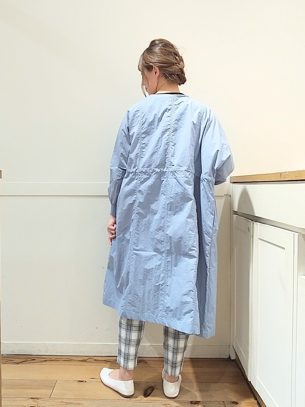 ブルー系のその他アウター、その他のその他パンツ、ホワイト系のパンプスを着用したレディースの春コーディネートの3枚目の写真