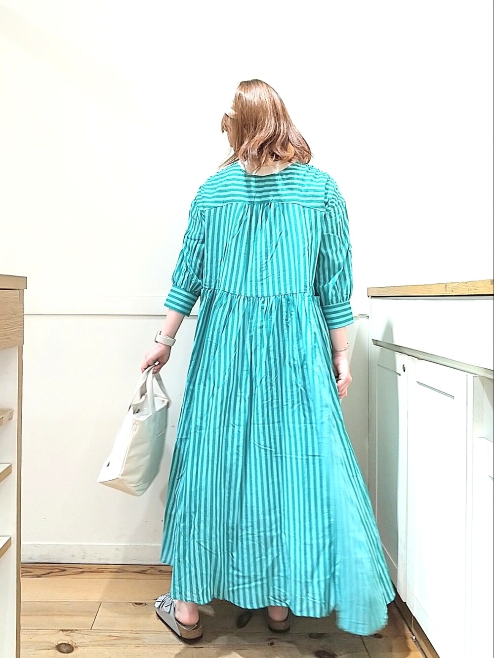 ベージュ系のトートバッグ、その他のワンピース、ホワイト系のスカートを着用したレディースの春コーディネートの2枚目の写真