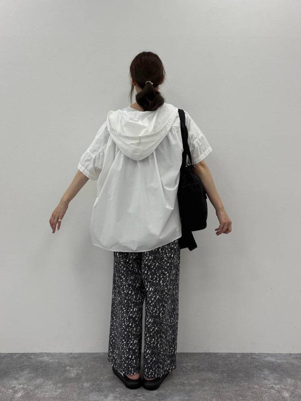 その他のその他パンツ、その他のサンダル、グレー系のTシャツ/カットソーを着用したレディースの春コーディネートの2枚目の写真