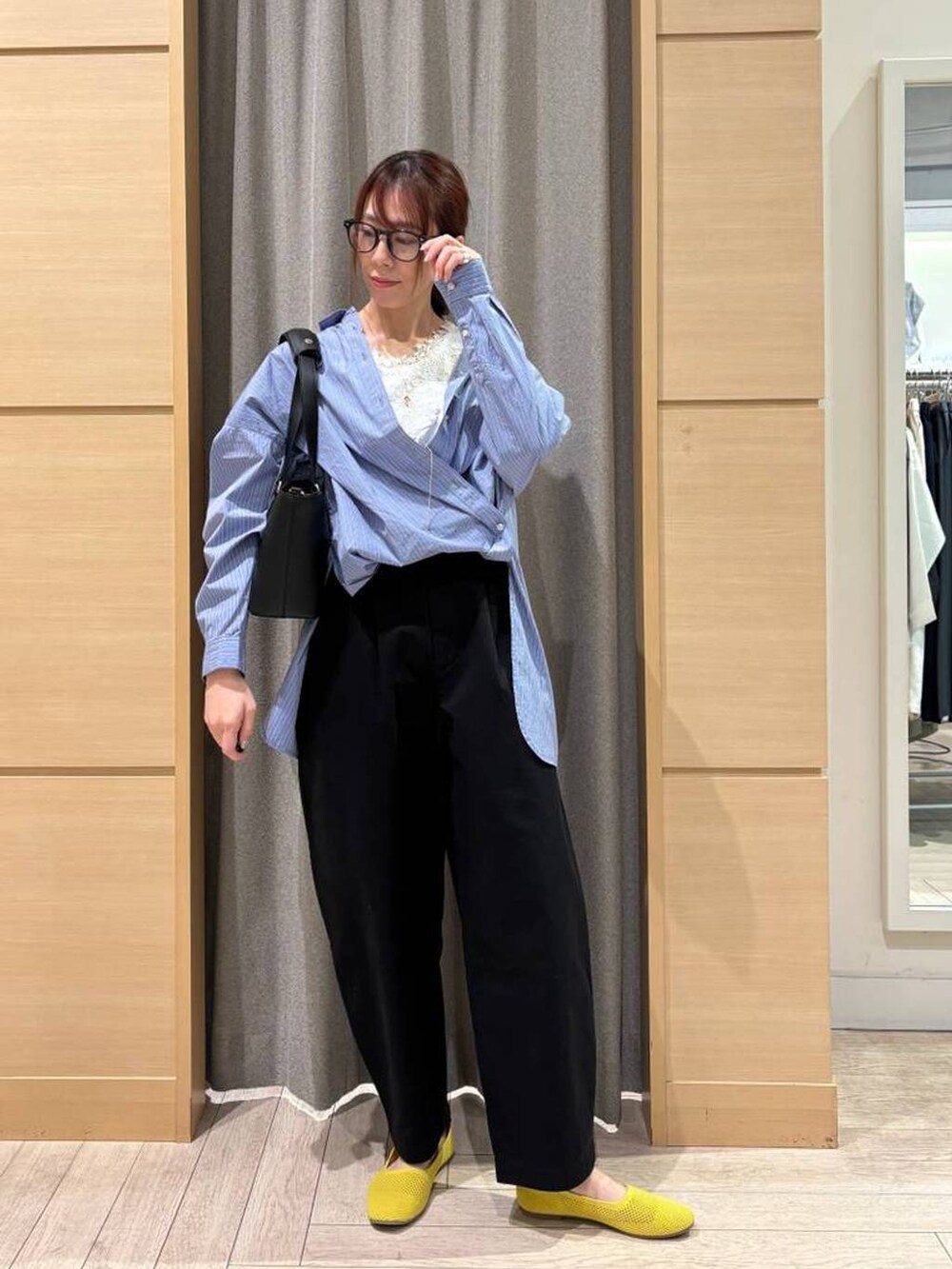 ブラック系のその他パンツ、イエロー系のパンプス、その他のシャツ/ブラウスを着用したレディースの春コーディネートの2枚目の写真