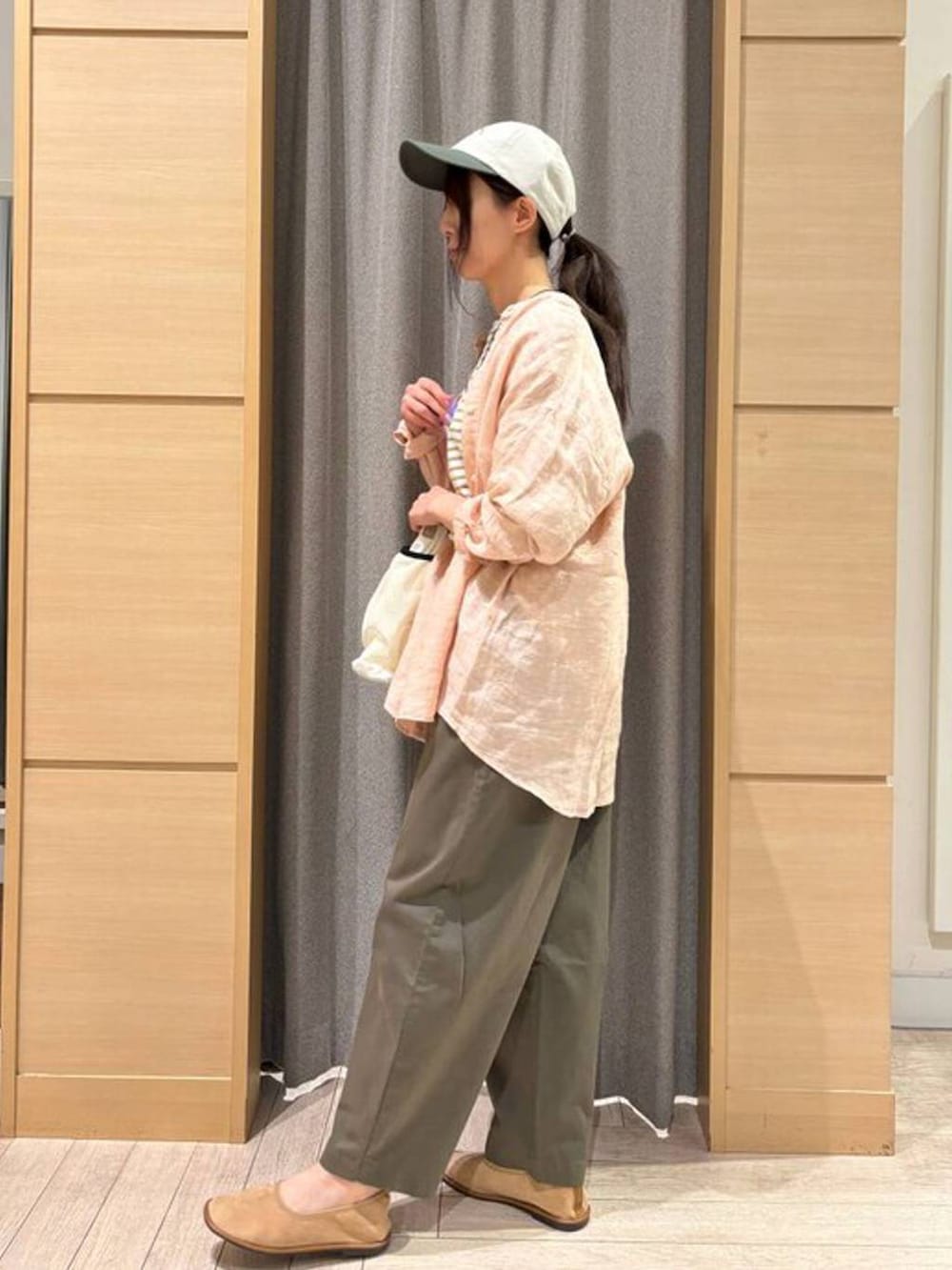 オレンジ系のシャツ/ブラウス、グリーン系のその他パンツ、ベージュ系のパンプスを着用したレディースの夏コーディネートの2枚目の写真