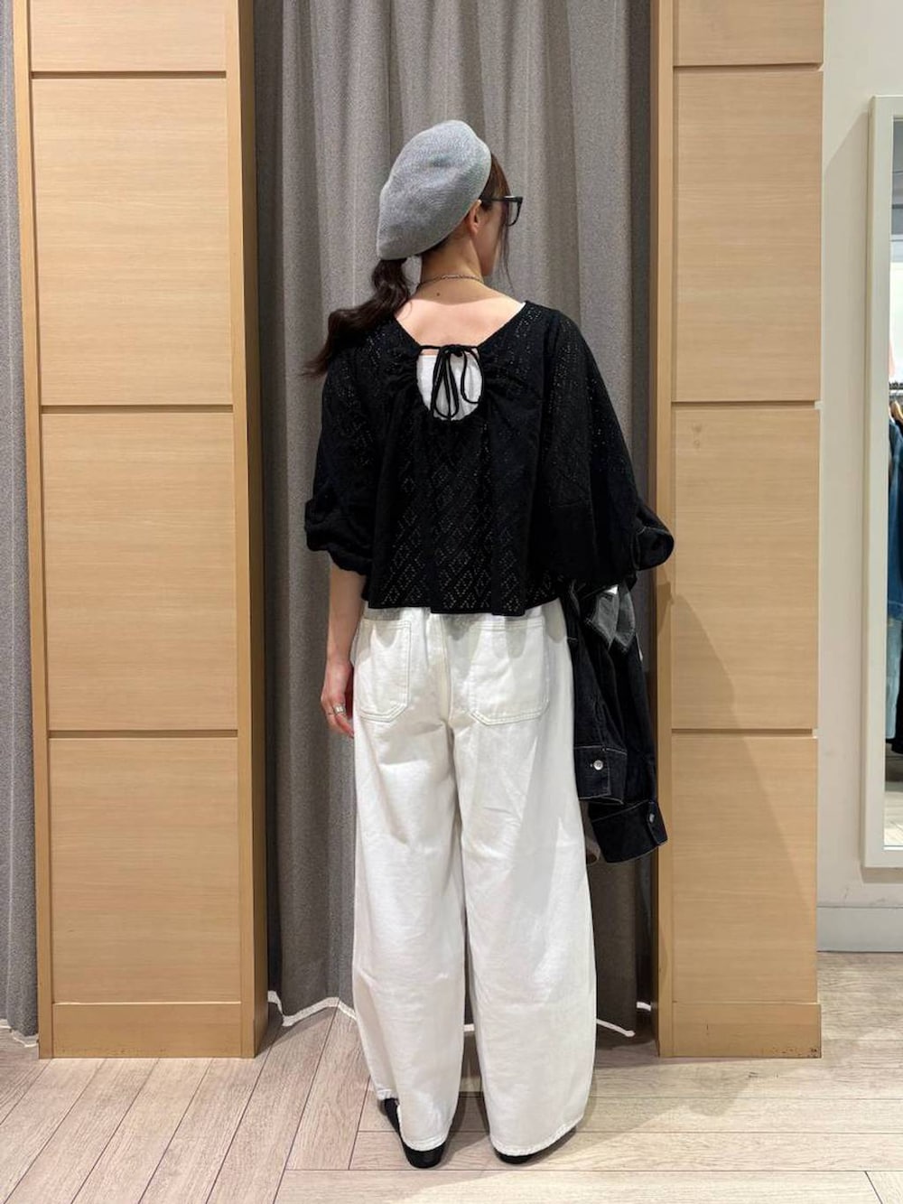 ホワイト系のデニムパンツ、グレー系のパンプス、ホワイト系のタンクトップを着用したレディースの春コーディネートの7枚目の写真