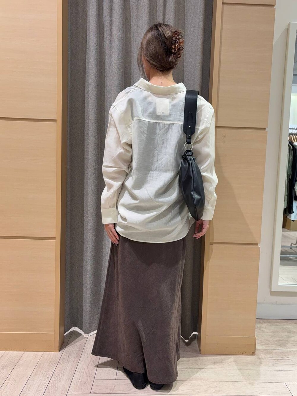 ブラック系のショルダーバッグ、ブラック系のパンプス、ブラック系のニット/セーターを着用したレディースの秋コーディネートの3枚目の写真