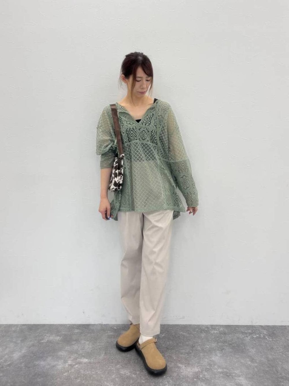 ベージュ系のサンダル、ブラック系のタンクトップ、ブラウン系のショルダーバッグを着用したレディースの春コーディネートの4枚目の写真