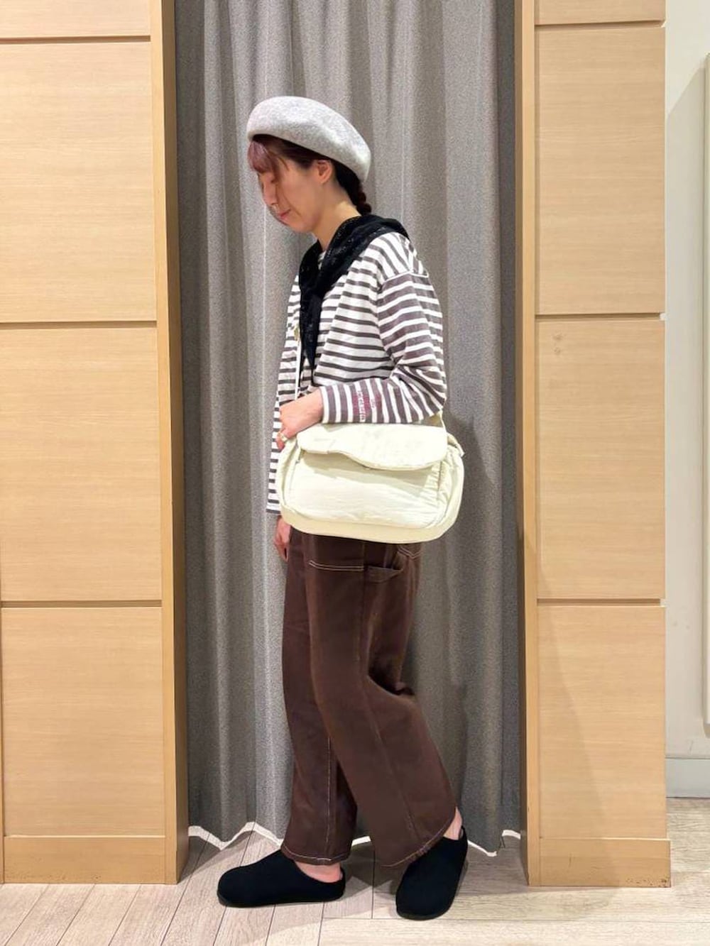ベージュ系のショルダーバッグ、その他のTシャツ/カットソー、ブラウン系のその他パンツを着用したレディースの秋コーディネートの3枚目の写真