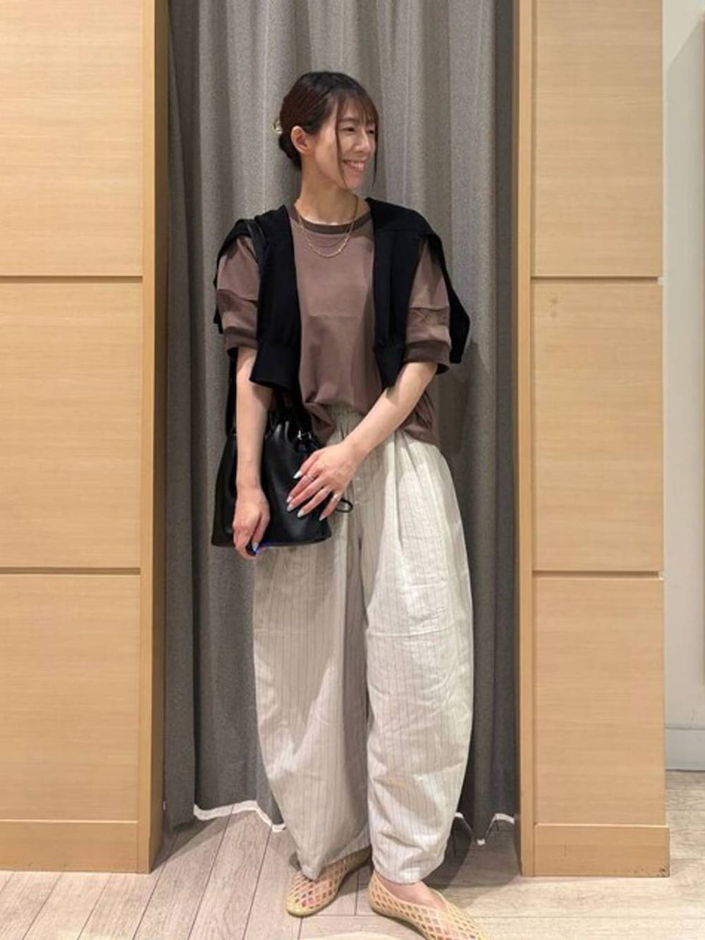 ブラック系のカーディガン/ボレロ、ブラウン系のTシャツ/カットソー、その他のその他パンツを着用したレディースの春コーディネートの5枚目の写真
