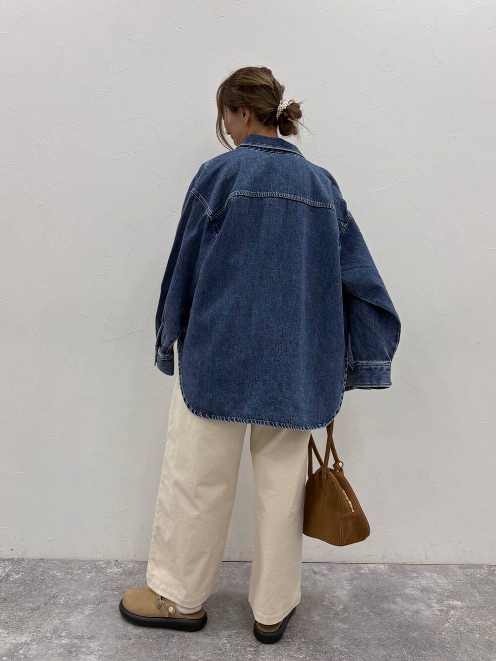 ベージュ系のサンダル、ブラック系のTシャツ/カットソー、ブルー系のシャツ/ブラウスを着用したレディースの冬コーディネートの2枚目の写真