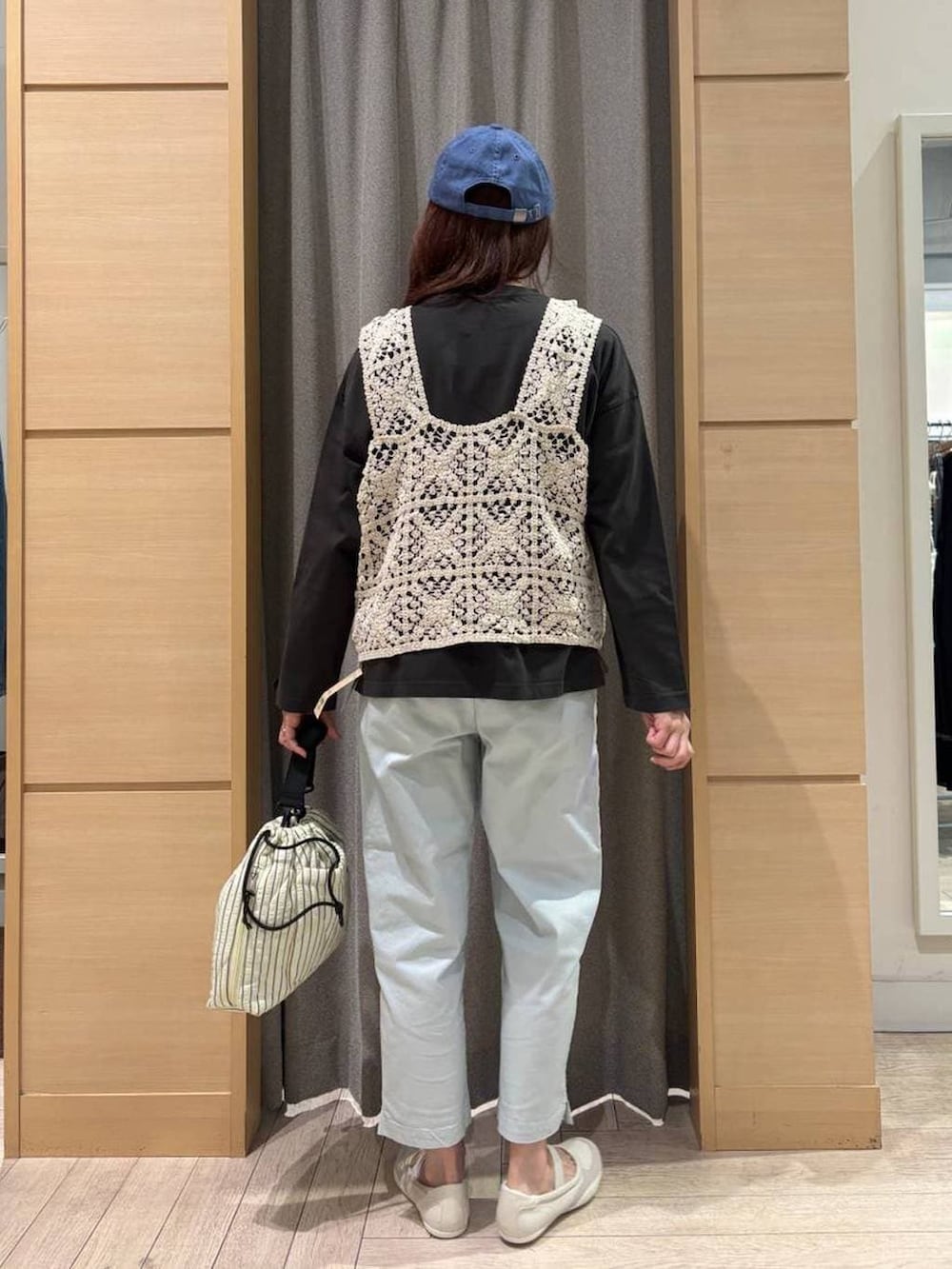 ベージュ系のベスト、その他のTシャツ/カットソー、グリーン系のショルダーバッグを着用したレディースの春コーディネートの3枚目の写真