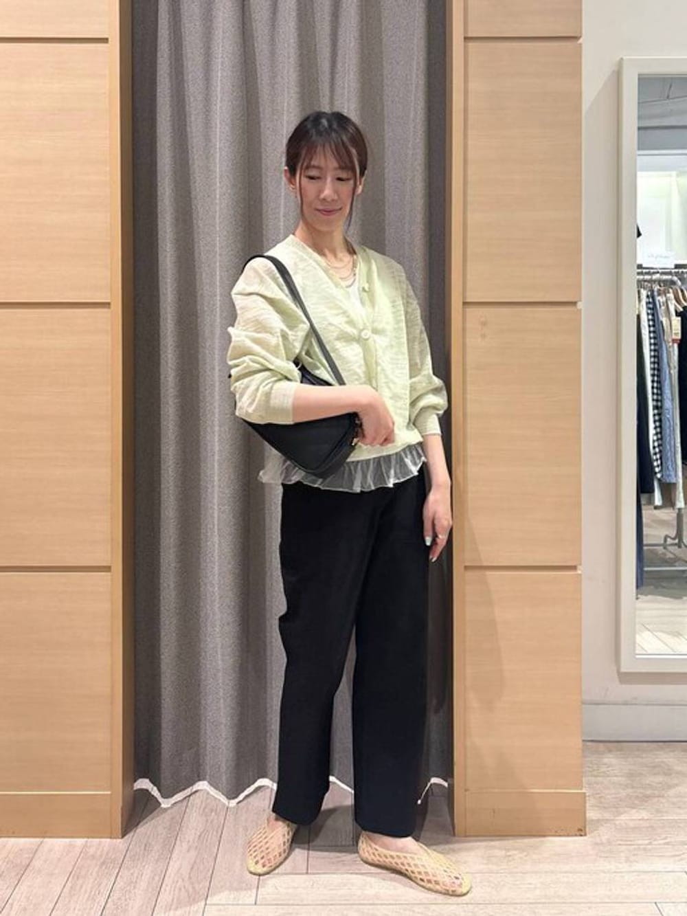 ブラック系のその他パンツ、ブラック系のショルダーバッグ、ベージュ系のパンプスを着用したレディースの春コーディネートの2枚目の写真