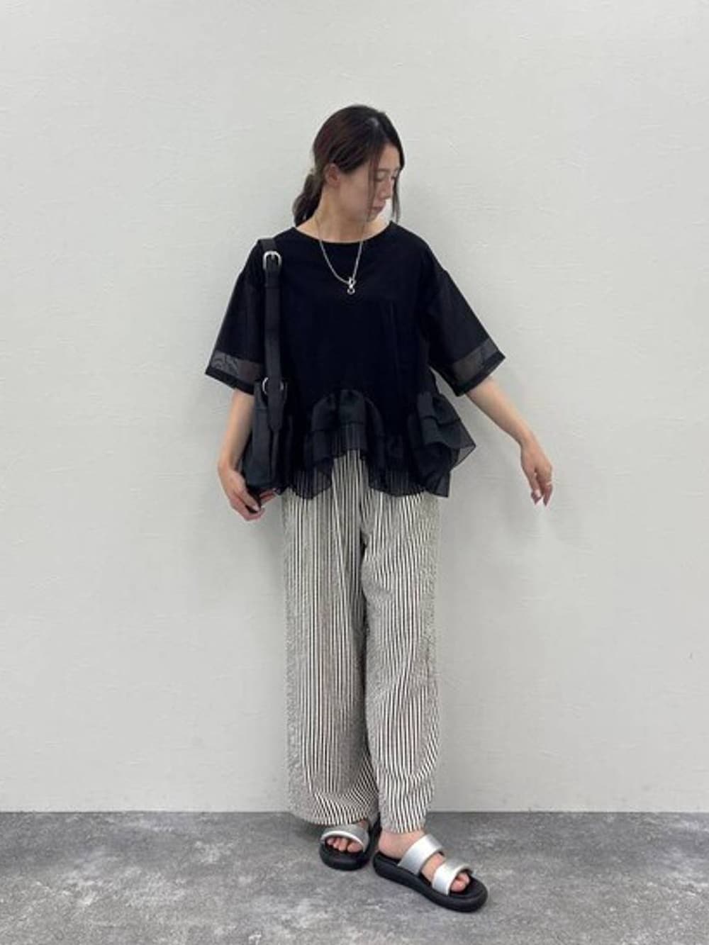 その他のその他パンツ、その他のサンダル、ブラック系のショルダーバッグを着用したレディースの夏コーディネートの2枚目の写真