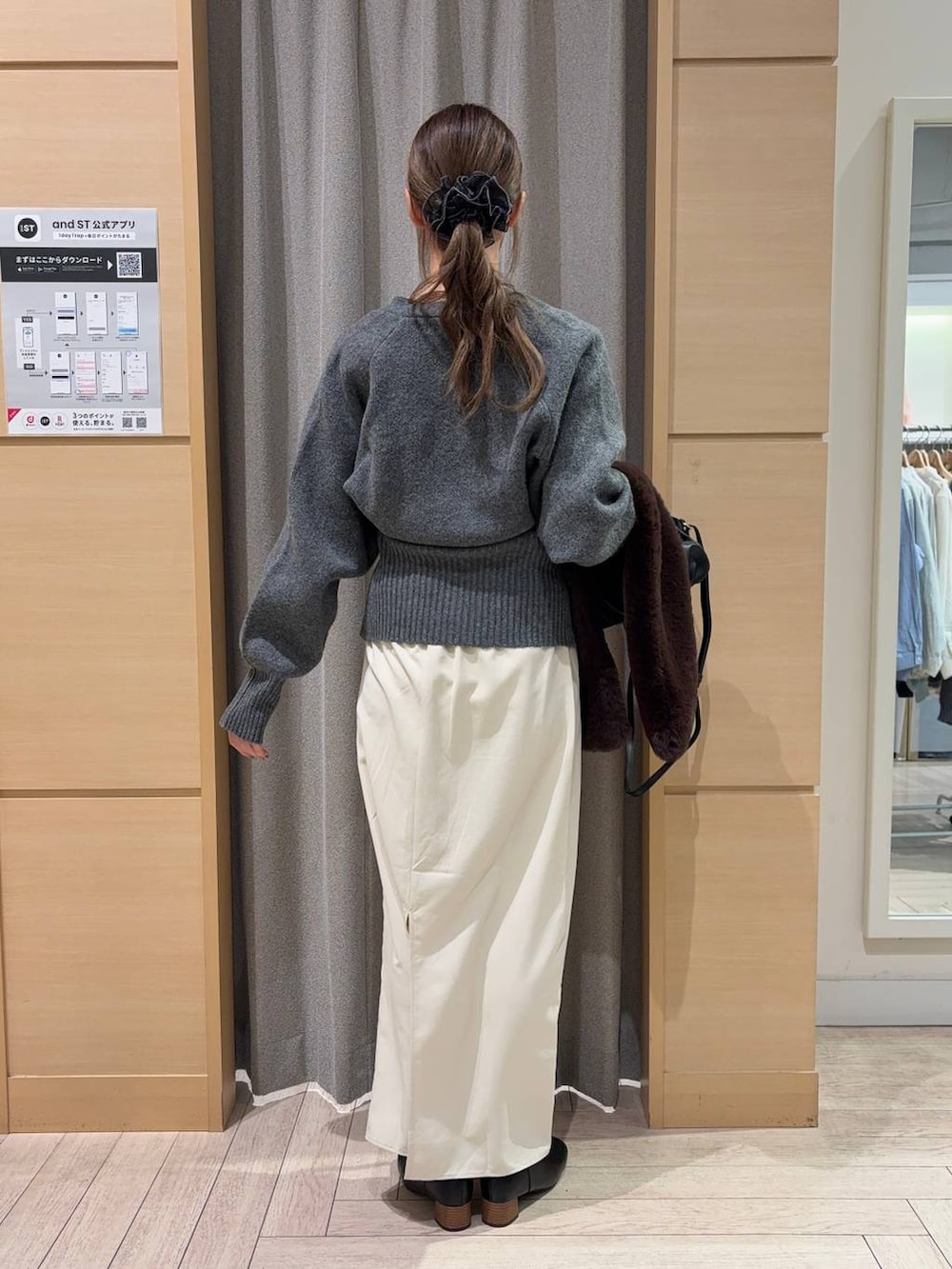 ブラック系のTシャツ/カットソー、ブラック系のブーツ、ブラック系のショルダーバッグを着用したレディースの冬コーディネートの2枚目の写真