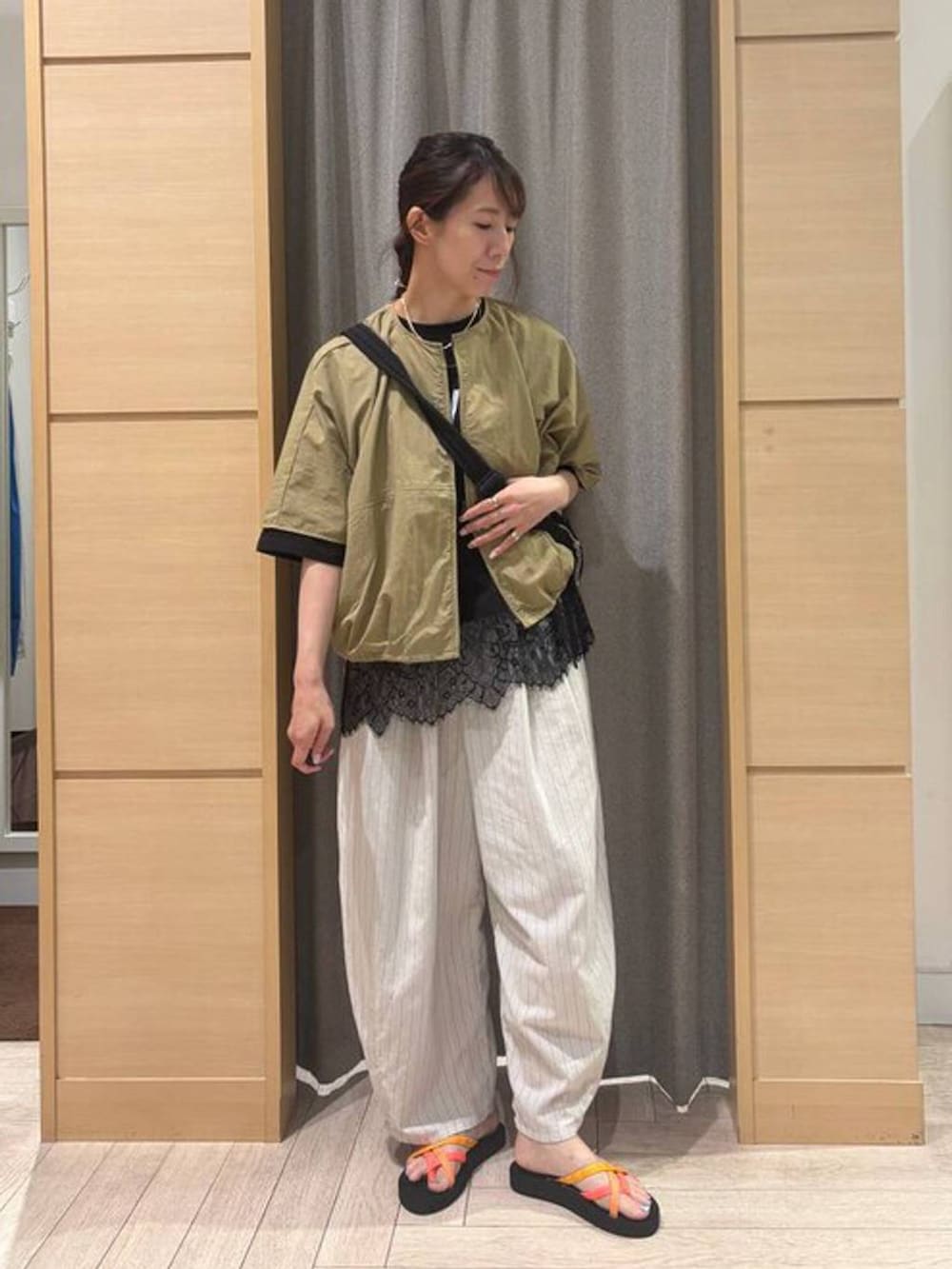 オレンジ系のサンダル、その他のその他パンツ、ブラック系のTシャツ/カットソーを着用したレディースの夏コーディネートの5枚目の写真