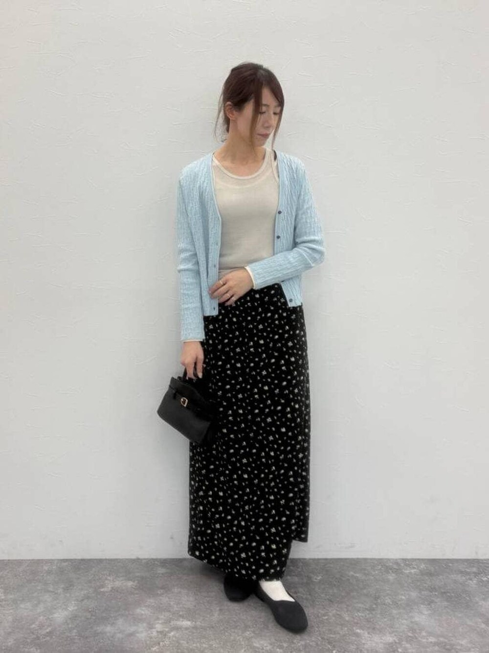 ブラック系のショルダーバッグ、グレー系のパンプス、ベージュ系のTシャツ/カットソーを着用したレディースの春コーディネートの6枚目の写真