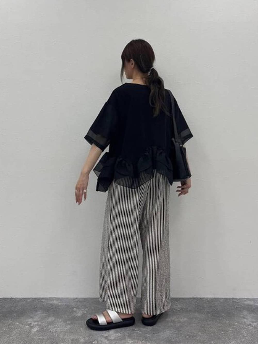 その他のその他パンツ、その他のサンダル、ブラック系のショルダーバッグを着用したレディースの夏コーディネートの3枚目の写真