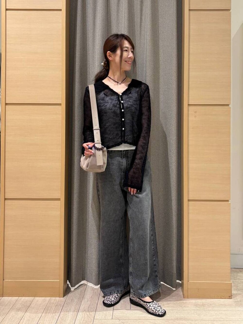 ブルー系のその他パンツ、グレー系のデニムパンツ、ホワイト系のパンプスを着用したレディースの春コーディネートの3枚目の写真