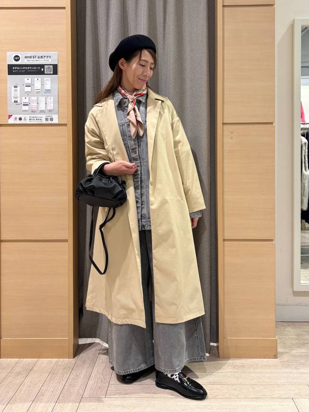 グレー系のデニムパンツ、グレー系のシャツ/ブラウス、ブラック系のショルダーバッグを着用したレディースの春コーディネートの4枚目の写真